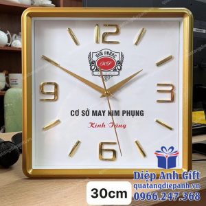 đồng hồ treo tường vuông