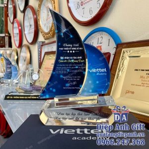 Kỷ niệm chương pha lê thuyền buồm 2 cánh