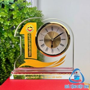 đồng hồ pha lê để bàn